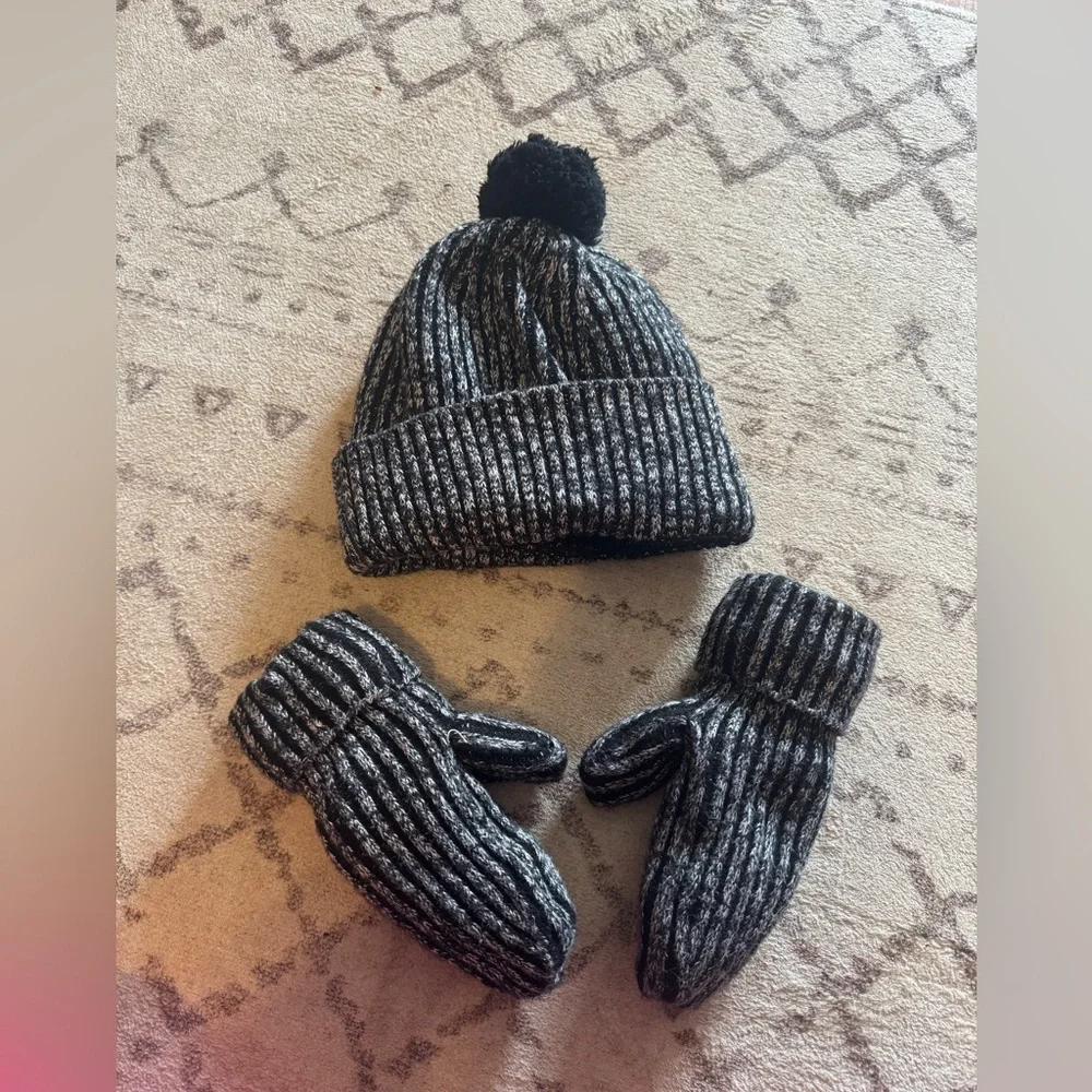 Lululemon Women's Textured Fleece- Lined Knit Mittens and beanie - Picture 1 of 5
